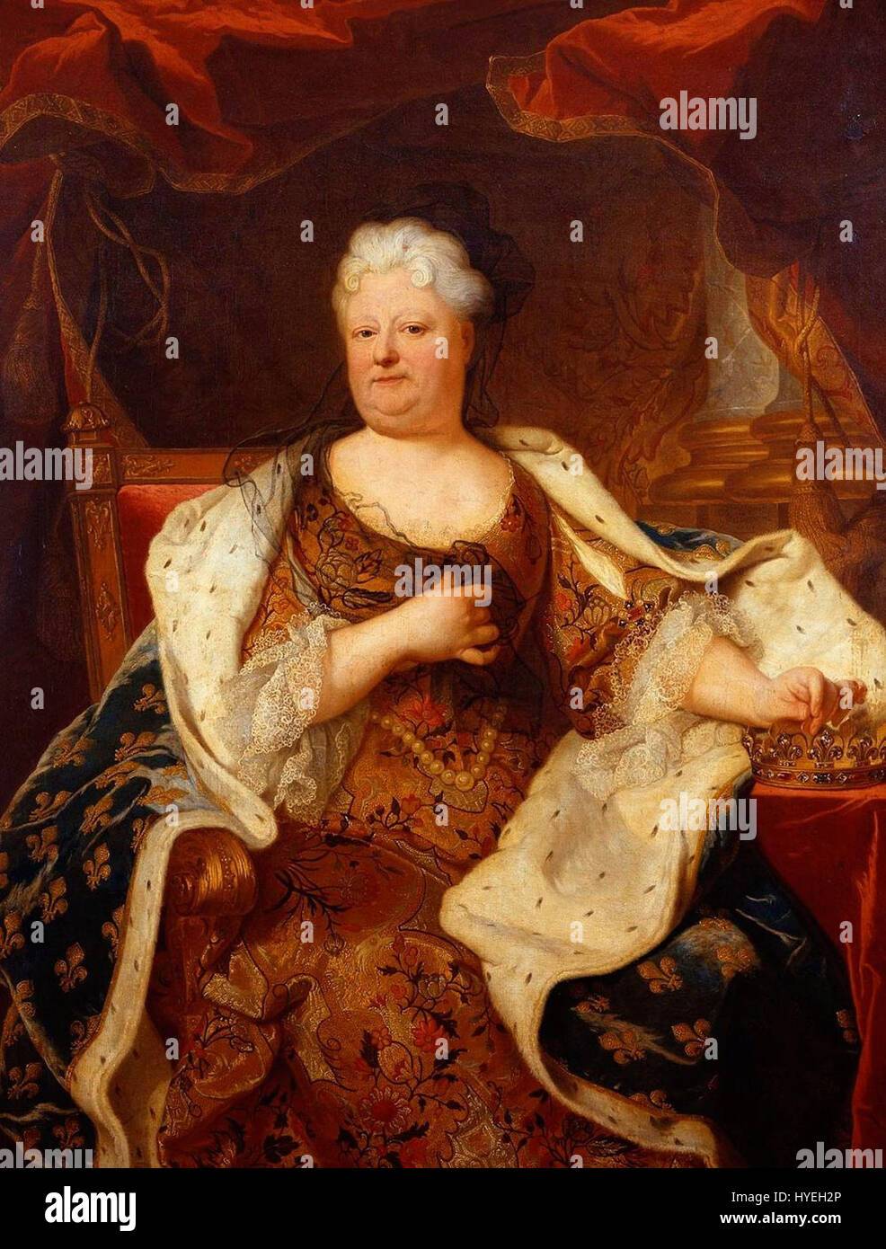 Dieses Porträt von Hyacinthe Rigaud zeigt eine französische Adlige, die die Krone einer Tochter Frankreichs hält. Das Gemälde zeigt Rigauds Meisterschaft bei der Erfassung der Eleganz und des Status der französischen Aristokratie im 18. Jahrhundert. Stockfoto