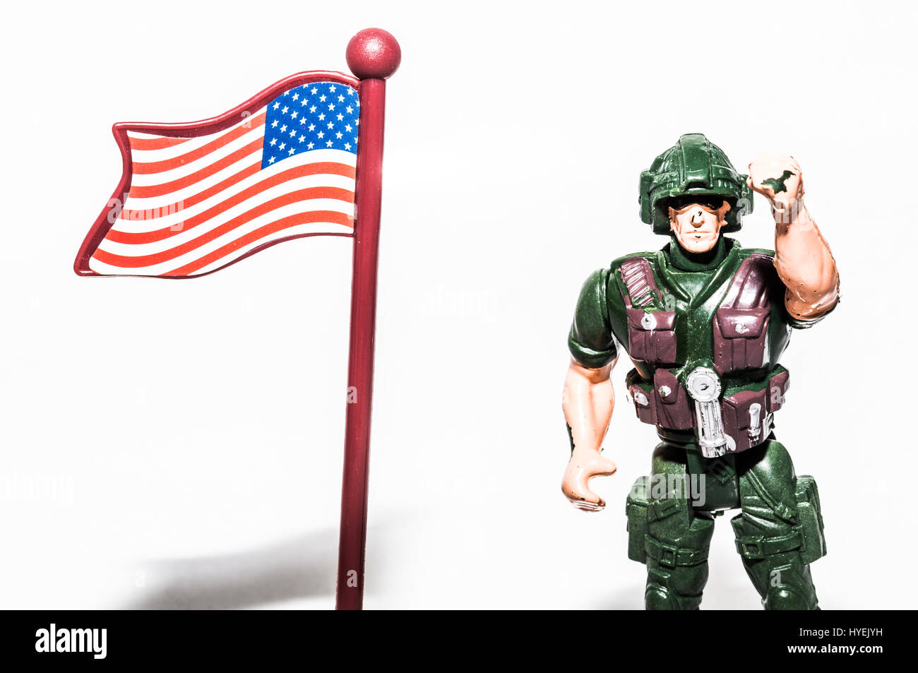 Spielzeugsoldat salutieren, die amerikanische Flagge Stockfoto