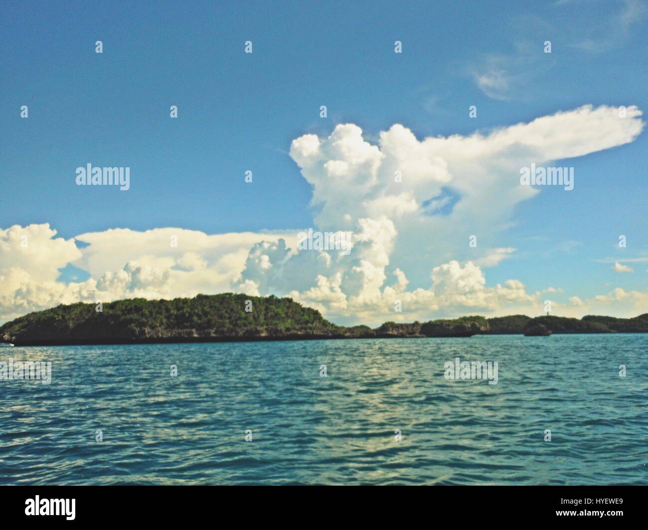 kleine Inseln im Meer mit einem ungewöhnlichen Wolkenbildung in den Himmel in Alaminos, Pangasinan. Philippinbes Stockfoto