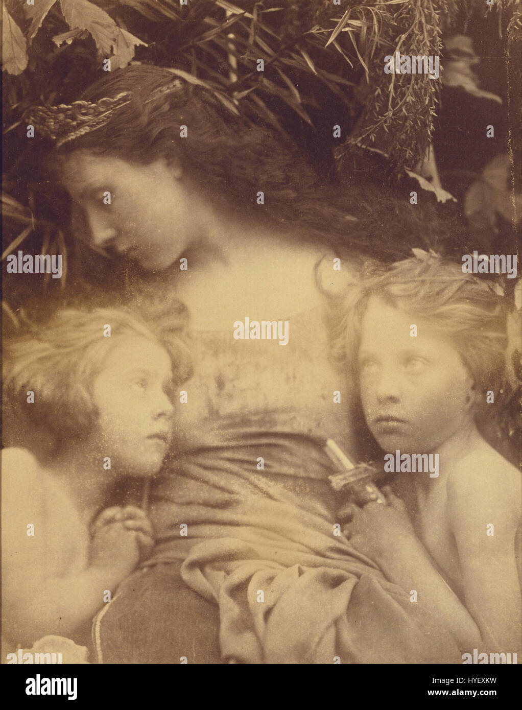 Julia Margaret Camerons Fotografie „Une Sainte Famille (A Holy Family)“ fängt ein religiöses Thema ein, das ihre Beherrschung viktorianischer Porträts und Soft-Focus-Technik widerspiegelt. Stockfoto