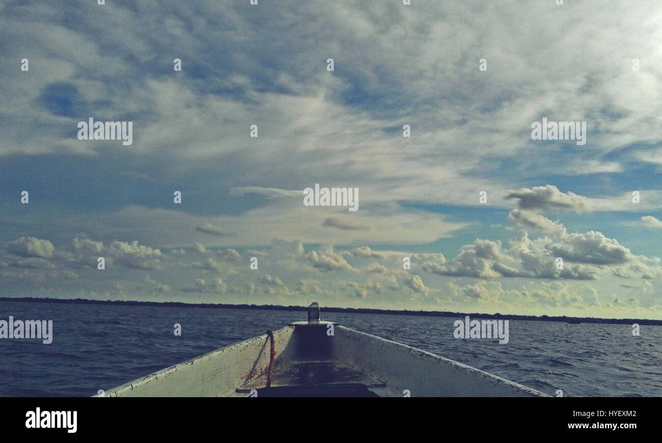 schöne Wolkenformation, die vom Boot aus gesehen Stockfoto
