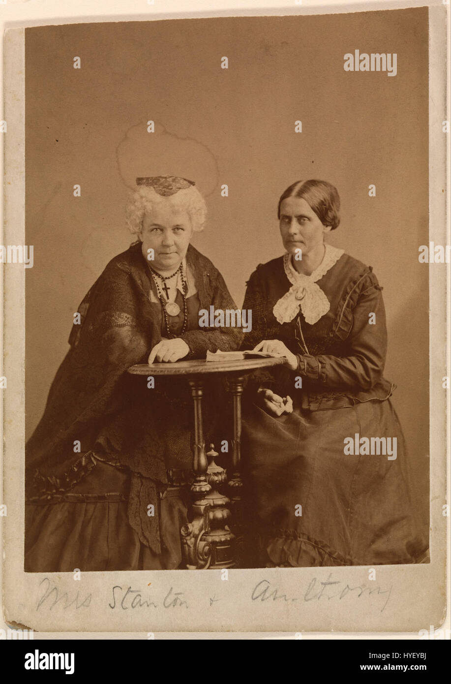 Dieses berühmte Porträt von Napoleon Sarony fängt zwei der führenden Persönlichkeiten der Frauenwahlrechtsbewegung, Elizabeth Cady Stanton und Susan B. Anthony, ein und zeigt ihre prominente Rolle bei der amerikanischen Sozialreform. Stockfoto