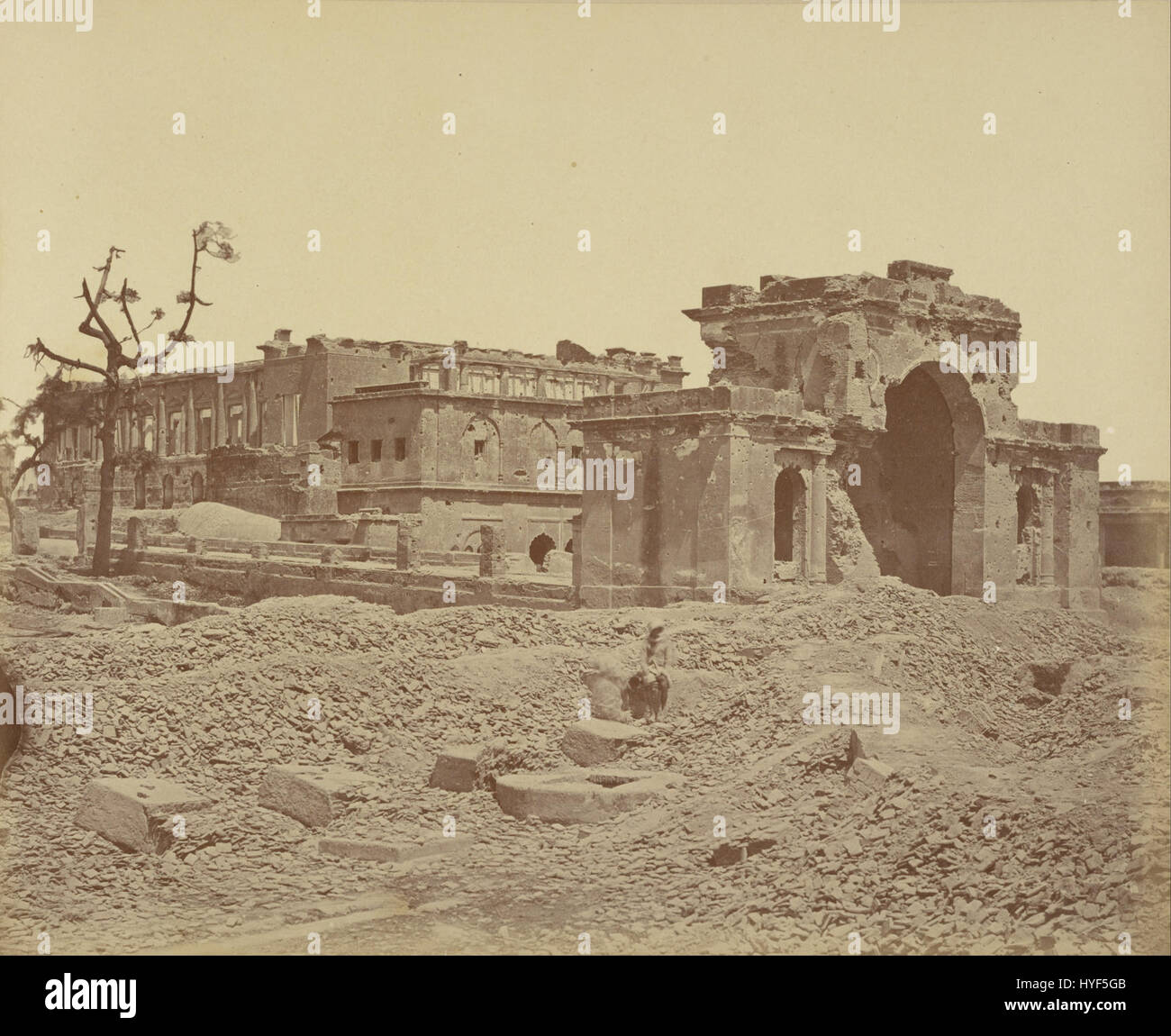 Felice Beatos Foto vom Gateway und der Banketthalle in Lucknow fängt die Pracht und architektonische Schönheit des indischen Wahrzeichens ein und zeigt die Auswirkungen des britischen Kolonialismus auf indische Strukturen. Stockfoto