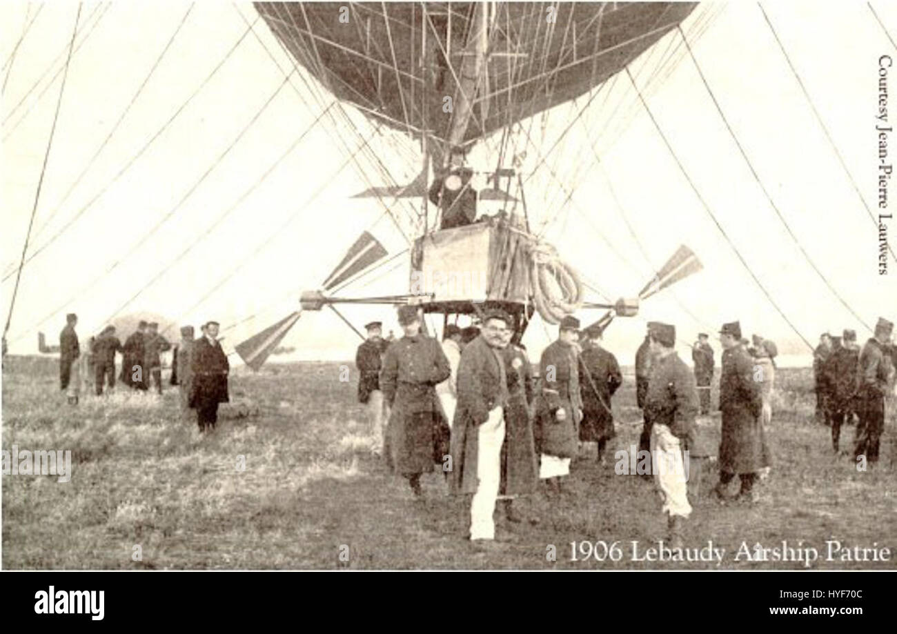 Eine Nahaufnahme der 1906er *Patrie* Gondel zeigt die komplizierte Handwerkskunst und das Design dieses venezianischen Bootes. Das Bild hebt die einzigartigen architektonischen Merkmale und die traditionellen Methoden hervor, die bei der Konstruktion verwendet wurden. Stockfoto