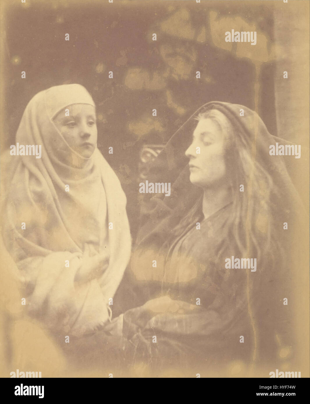„The Little Novice and the Queen Guinevere in the Holy House at Almesbury“ von Julia Margaret Cameron fängt einen Moment der Arthurischen Legende ein und verbindet historische und mythische Themen durch fotografische Porträts. Stockfoto