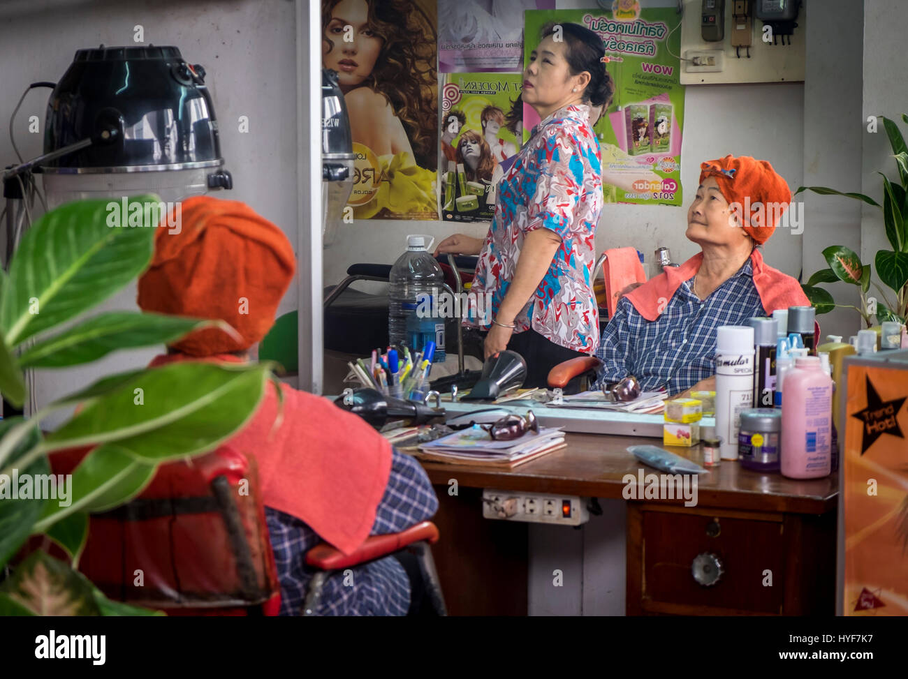 MAE KLONG - SCHMUCKWERSTÄTTEN - ca. SEPTEMBER 2014: Thai-Frauen in einem Friseursalon rund um den Markt Maeklong Railway Stockfoto