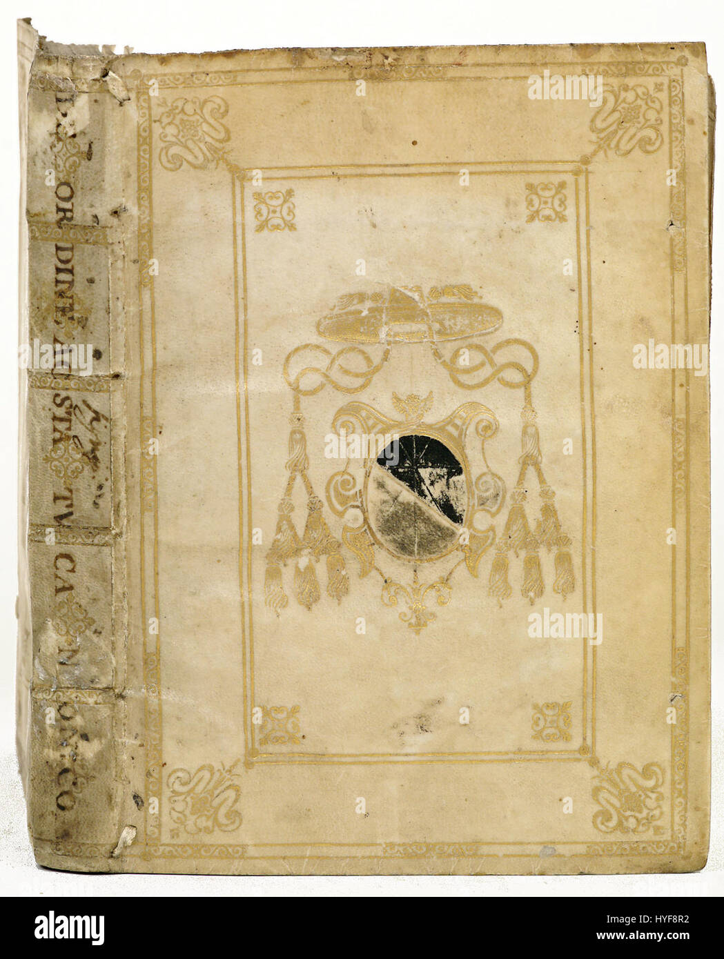 Dieser Titel bezieht sich auf ein historisches Manuskript oder Pergament, das als „Band van blank perkament“ bekannt ist und sich auf ein leeres Pergament bezieht. Es handelt sich um einen bestimmten Gegenstand aus einer Sammlung, der wahrscheinlich wegen seiner historischen Bedeutung erhalten wurde. Stockfoto