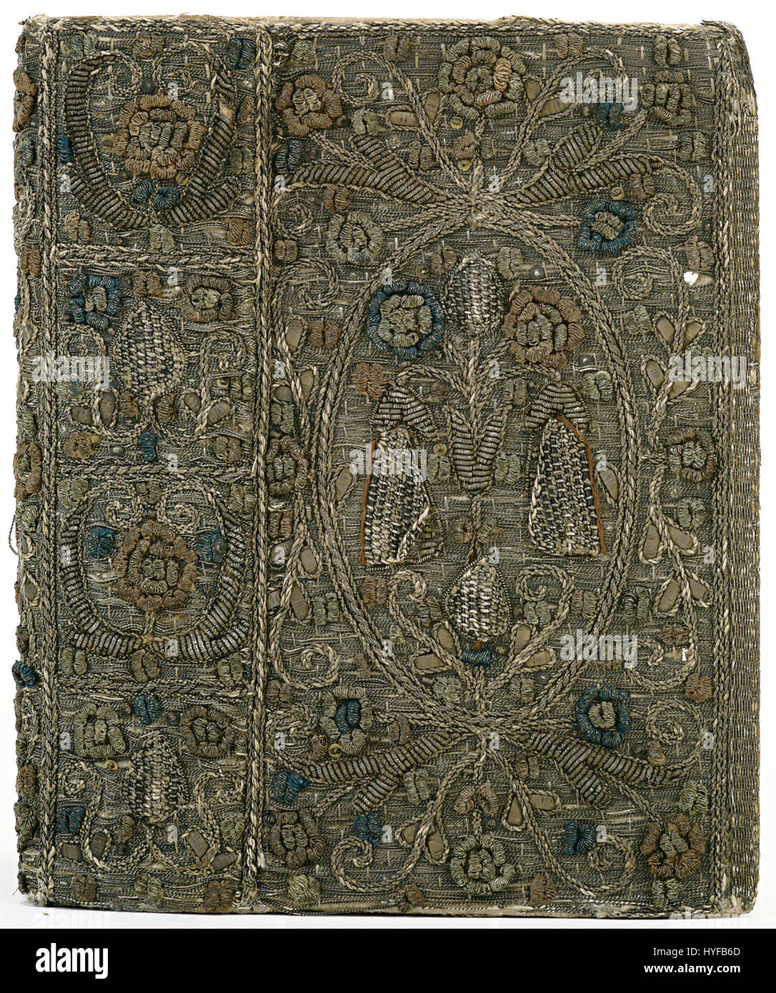 Dieses mit Seide, Silberfäden und Pailletten gestickte Textilarmband ist ein Beispiel für komplizierte Handwerkskunst in der Stoffkunst. Es spiegelt die feinen Details und dekorativen Elemente des Textildesigns wider und hebt die luxuriösen Materialien und Techniken hervor. Stockfoto