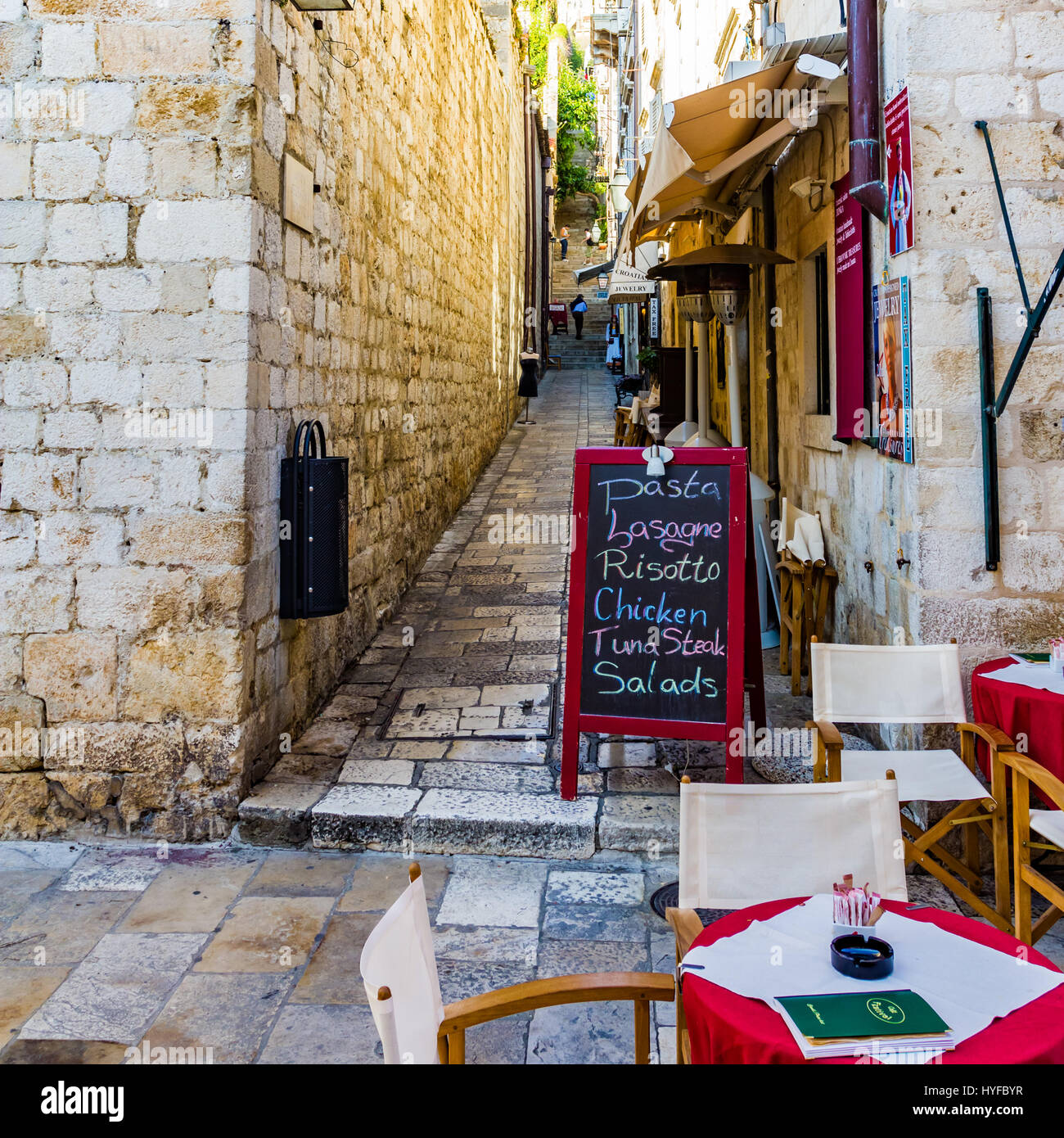 Eines der vielen Sets von Treppen und Restaurants in der ummauerten Stadt Dubrovnik, Kroatien. Stockfoto