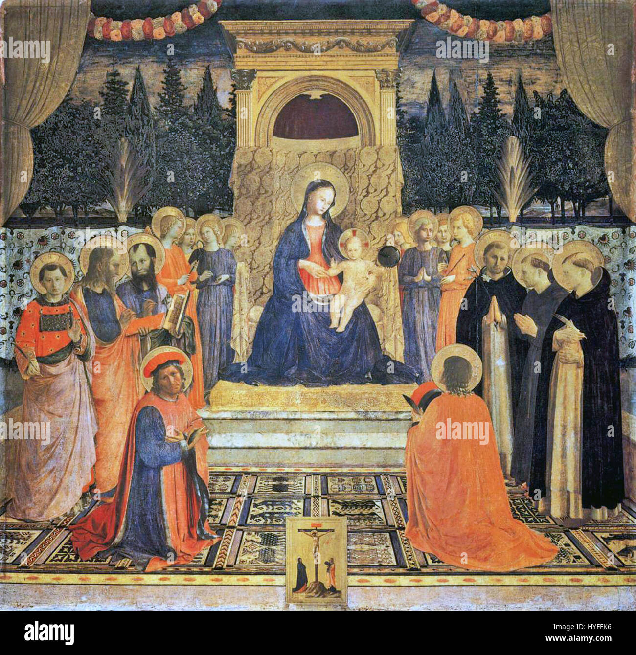 FRA Angelico's „San Marco Altarstück“ ist ein berühmtes Werk religiöser Kunst, das für das San Marco Kloster in Florenz geschaffen wurde. Der Altaraufsatz zeigt wichtige religiöse Figuren und Szenen und zeigt Fra Angelico die Verwendung von lebendigen Farben, göttlichem Licht und anmutigen Figuren, die typisch für seinen Stil der frühen Renaissance sind. Stockfoto