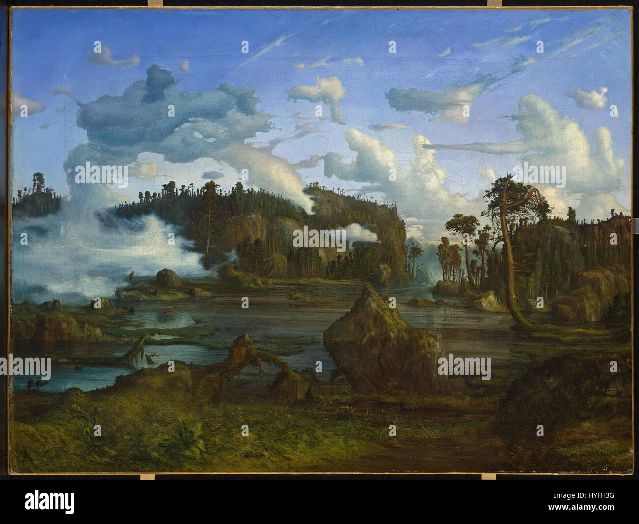 Lars Hertervigs „der Tarn“ fängt die geheimnisvollen und atmosphärischen Qualitäten einer norwegischen Landschaft ein. Das Gemälde zeigt einen ruhigen See umgeben von Wald und unterstreicht Hertervigs Geschick in der Darstellung natürlicher Elemente und der norwegischen Wildnis. Stockfoto