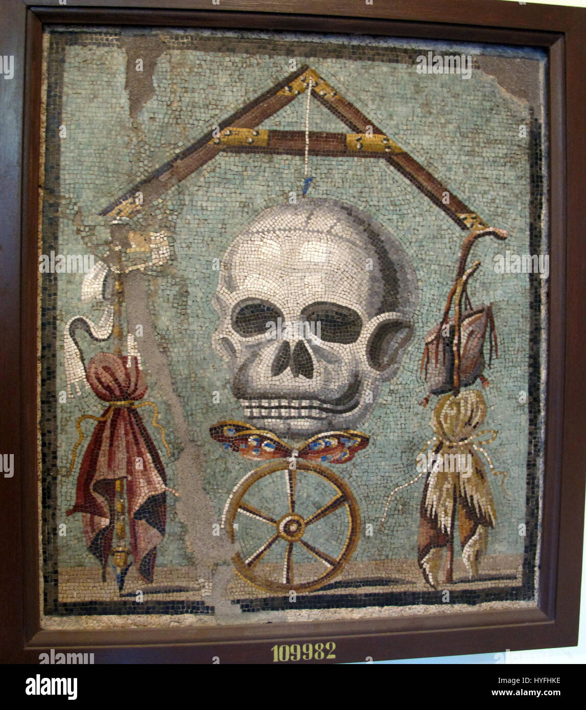 Das Kunstwerk „Memento Mori con teschio“ zeigt eine symbolische Darstellung der Vergänglichkeit des Lebens, mit einem Schädel, der an einem Faden zwischen dem Glücksrad hängt und Sterblichkeit und Schicksal darstellt. Stockfoto