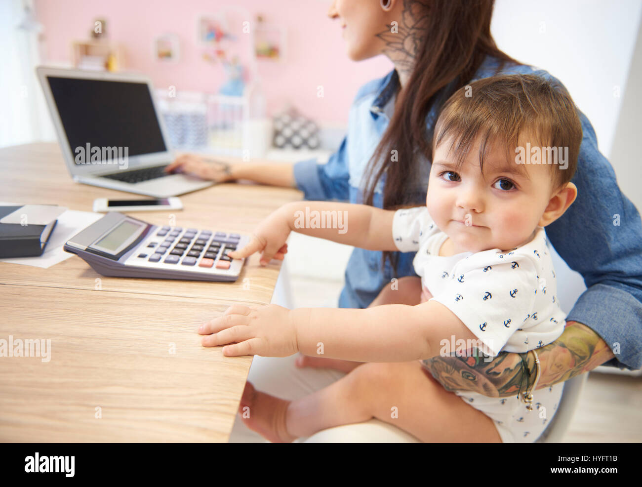 Baby Junge sitzt auf dem Schoß mummys Stockfoto