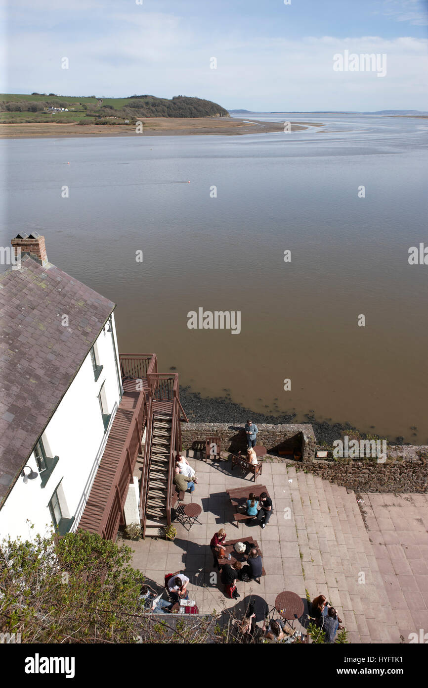 Ansicht von Menschen saßen außerhalb eines Gebäudes in der Nähe von Ocean, The Literary Festival, Laugharne, Wales, Uk Stockfoto
