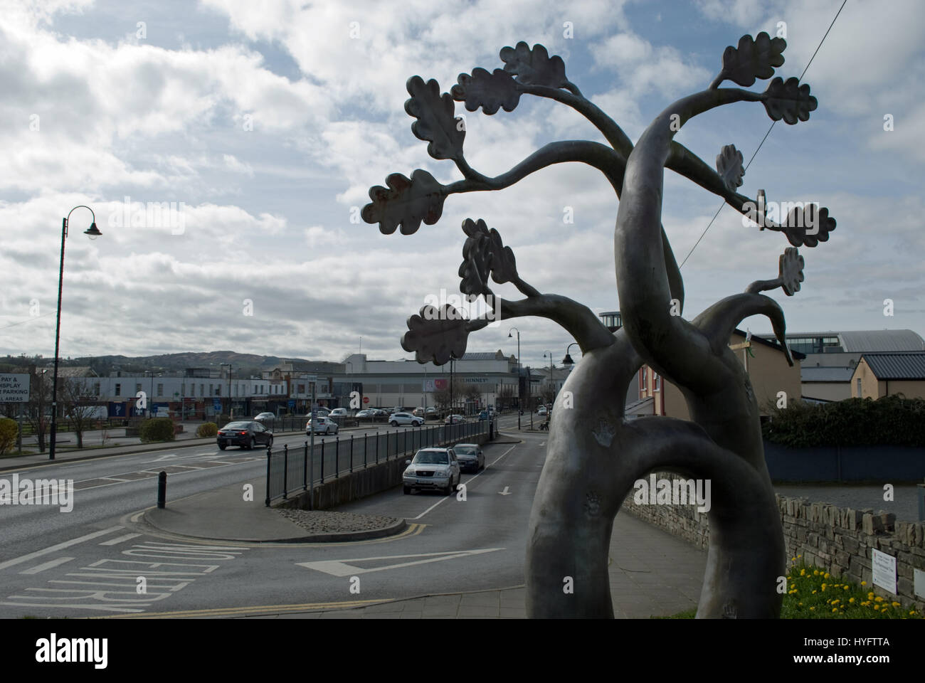 Die 'matrimony Tree', die auf der Brücke über den Fluss Finn zwischen den Städten stranorlar und ballybofey im County Donegal steht. Stockfoto