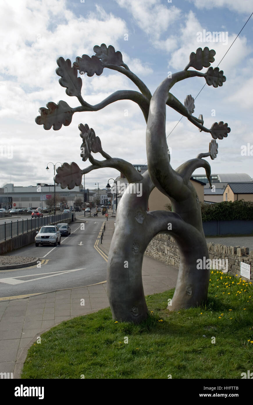 Die 'matrimony Tree', die auf der Brücke über den Fluss Finn zwischen den Städten stranorlar und ballybofey im County Donegal steht. Stockfoto