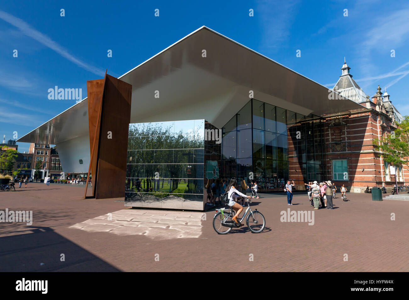 Touristen und Besucher außerhalb Stedelijk Museum of Modern Art im Sommer Sonnenschein, Amsterdam, Niederlande, Europa Stockfoto