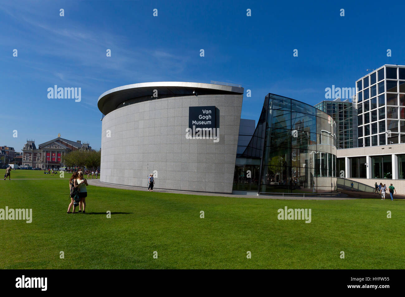 Touristen und Besucher Fuß außerhalb des Van Gogh Museums im Sommersonnenschein, Amsterdam, Niederlande, Europa Stockfoto