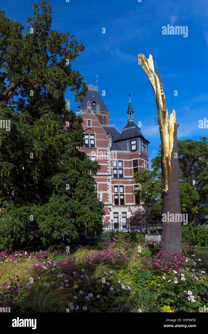 Giuseppe Penone Skulpturen außerhalb des Rijksmuseums im Sommer Sonnenschein, Amsterdam, Niederlande, Europa Stockfoto