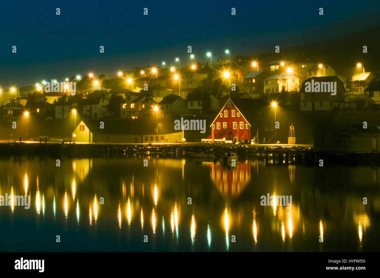 Harbour Village Häuser und Boote. Nacht mit schönen Lichter. Island. Stockfoto