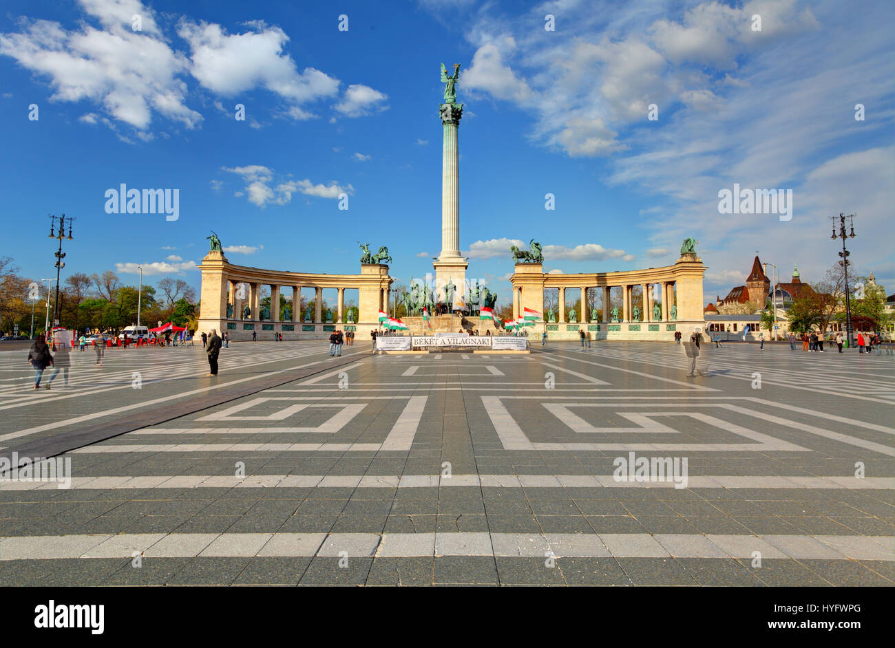 BUDAPEST - 18. April 2015: Touristen Besuch Millennium Monument in Heldenplatz in Budapest, Ungarn. Dieser Platz wurde UNESCO World Heritage Site si Stockfoto