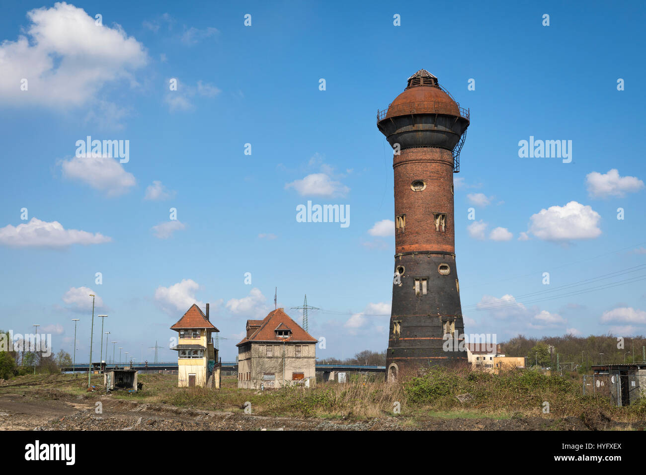 Stellwerk gesehen von einem Wasserturm auf geschlossene Bahn Hof in Duisburg, Deutschland Stockfoto