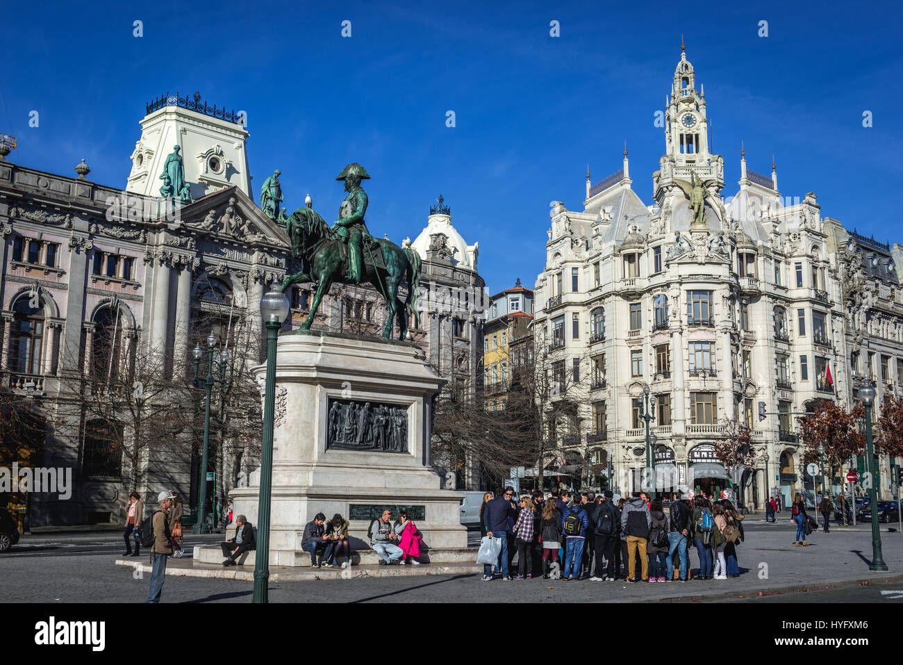 Liberdade Platz mit der Statue des Königs Peter IV der Befreier und Gebäude der Banco Espirito Santo (R) und Banco de Portugal (L), Porto, Portugal Stockfoto