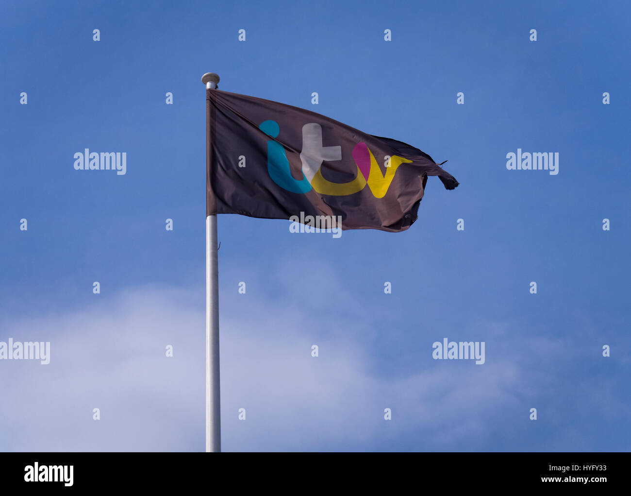 Eine Fahne trägt die ITV-Logo über ITV Plc Fernsehstudios in London fliegt, ITV setzte erstmals im Jahr 1955. Stockfoto
