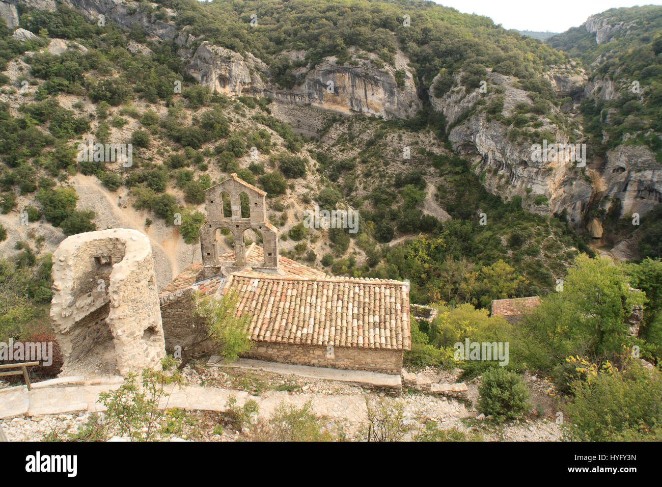 Frankreich, Ardèche (07), Rochecolombe, Chapelle Saint-Barthélémy de Haut du Village et au pied des Ruines du Château De La Famille de Voguë / / Frankreich, Ar Stockfoto