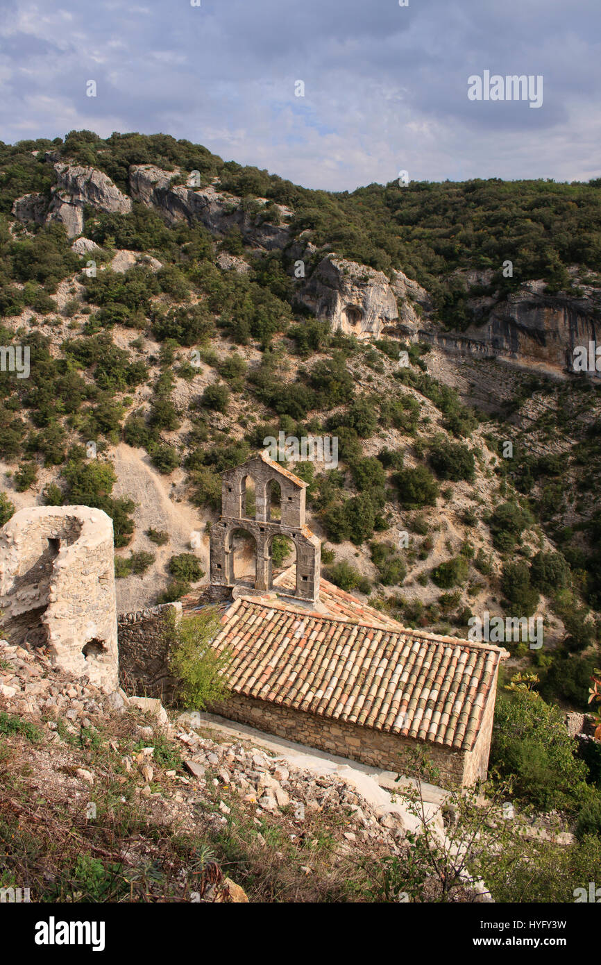 Frankreich, Ardèche (07), Rochecolombe, Chapelle Saint-Barthélémy de Haut du Village et au pied des Ruines du Château De La Famille de Voguë / / Frankreich, Ar Stockfoto