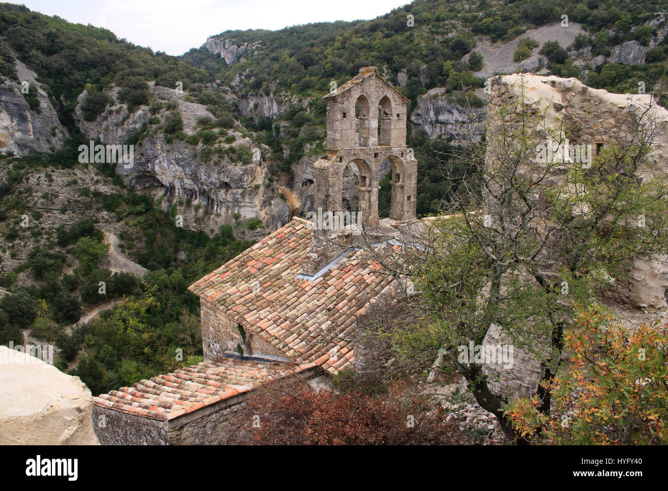 Frankreich, Ardèche (07), Rochecolombe, Chapelle Saint-Barthélémy de Haut du Village et au pied des Ruines du Château De La Famille de Voguë / / Frankreich, Ar Stockfoto