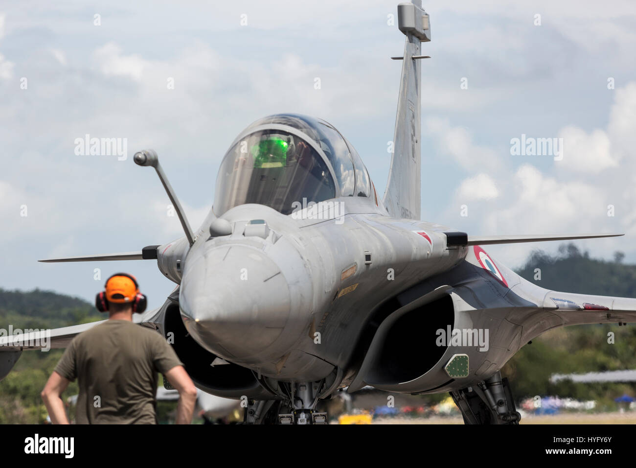 Dassault Rafale Multirole Kämpfer Pilot Signale auf Langkawi International Maritime und Luft-und Raumfahrt (LIMA) Ausstellung 2017 Stockfoto