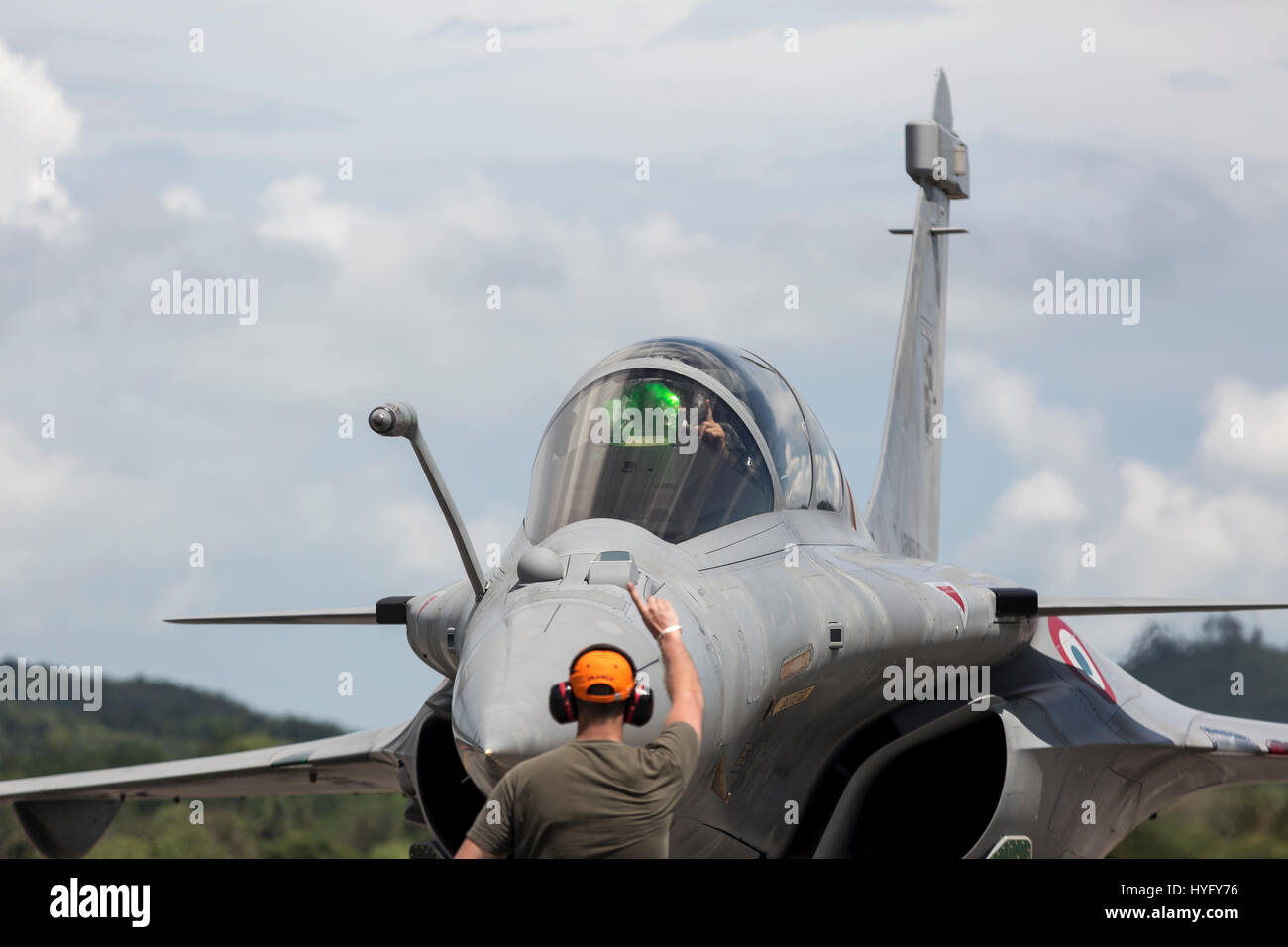 Dassault Rafale Multirole Kämpfer Pilot Signale auf Langkawi International Maritime und Luft-und Raumfahrt (LIMA) Ausstellung 2017 Stockfoto