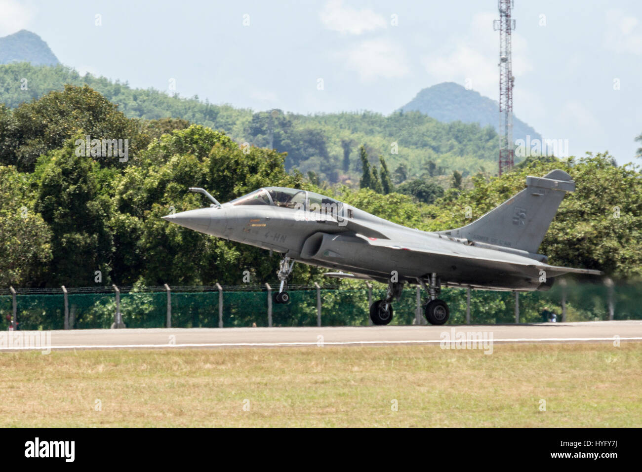 Ein Dassault Rafale Multirole Kämpfer-Flugzeug landet auf Langkawi International Maritime und Luft-und Raumfahrt (LIMA) Ausstellung 2017 Stockfoto