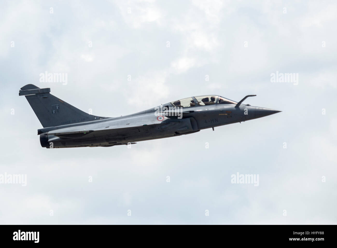 Ein Dassault Rafale Multirole Kämpfer-Flugzeug fliegt auf Langkawi International Maritime und Luft-und Raumfahrt (LIMA) Ausstellung 2017 Stockfoto