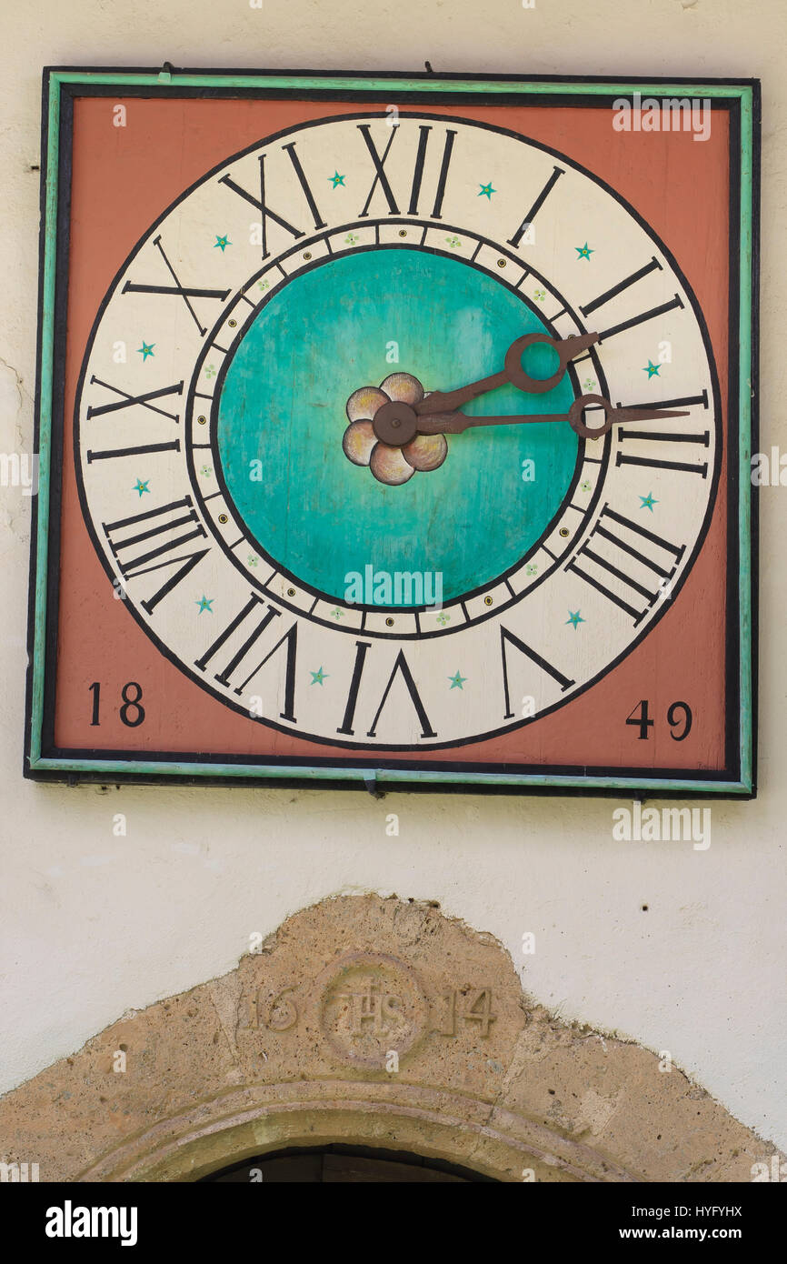 Frankreich, Rhône-Alpes, Haute-Savoie (74), Megève, Hameau du Maz, Chapelle du Maz Dédié À Saint-Barthélémy, l ' Horloge Sur la Fassade Faite En 1760 Par J.B Stockfoto