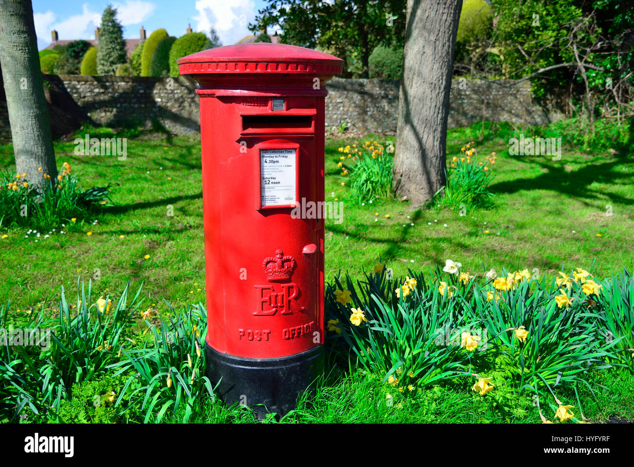 Roter englischer Brief oder Briefkasten, West Wittering, Nr. Chichester, West Sussex, England, UK Stockfoto