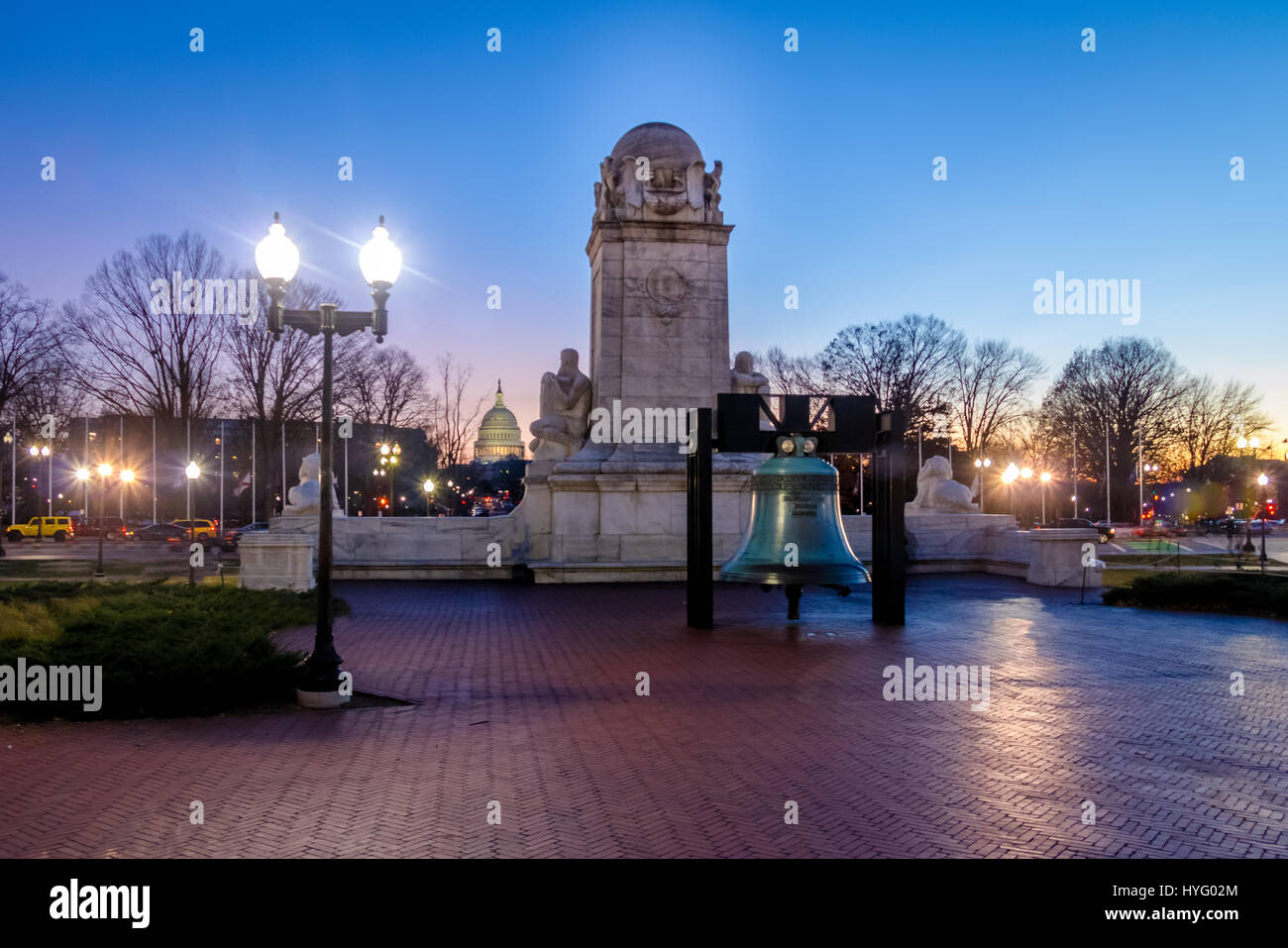 Liberty Bell Replik vor Union Station und Christopher Columbus-Statue in der Nacht - Washington, D.C., USA Stockfoto