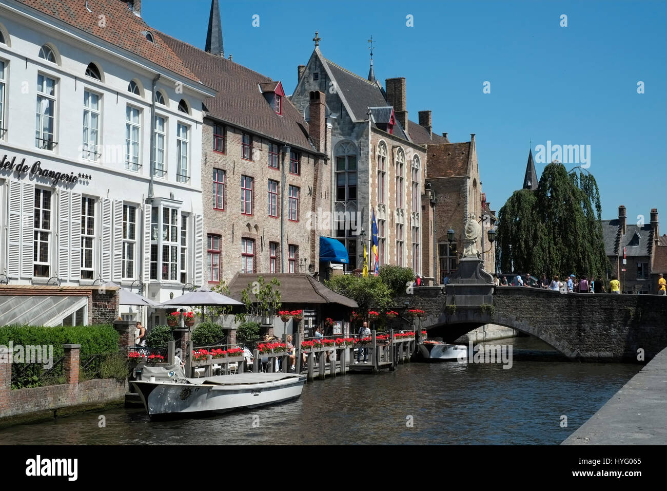 Touristische Sportboote auf einem Kanal in Brügge Stockfoto