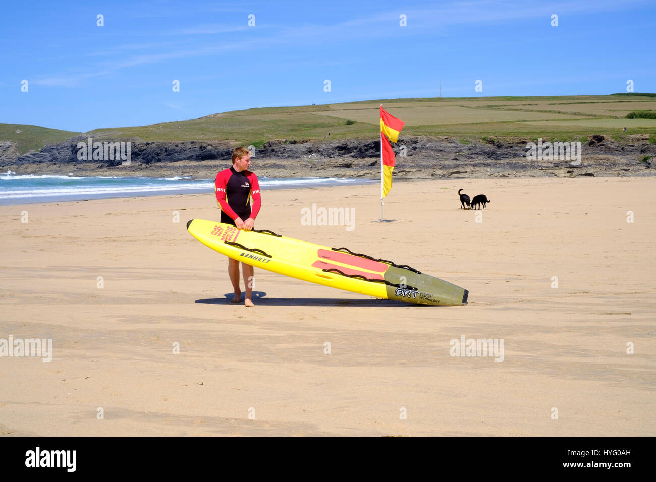 RNLI Rettungsschwimmer bereitet seine Ausrüstung am Strand von Konstantin Bay, Cornwall Stockfoto