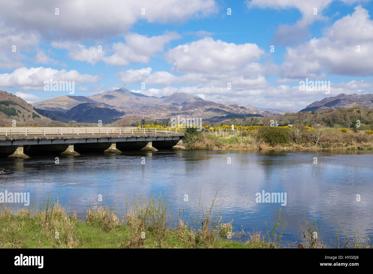 Snowdon Mountain Range in Snowdonia National Park über Afon Glaslyn Fluss und Nantmor in Pont Croesor, Porthmadog, Gwynedd, Wales, Großbritannien, Großbritannien Stockfoto