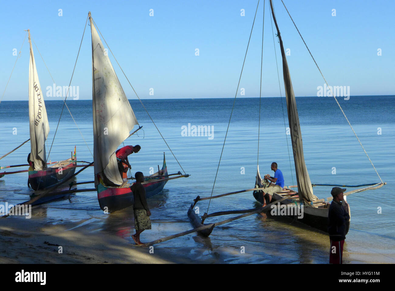 Segler in Ifaty Madagaskar bereiten ihre Auslegerboote für touristische Ausflüge in die Lagune Stockfoto