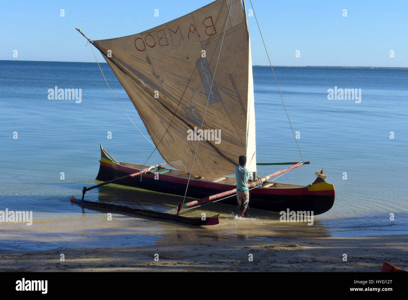 Ein Seemann bereitet seine Ausleger-Kanu für Touristen reisen auf der Lagune bei Ifaty Madagaskar Stockfoto