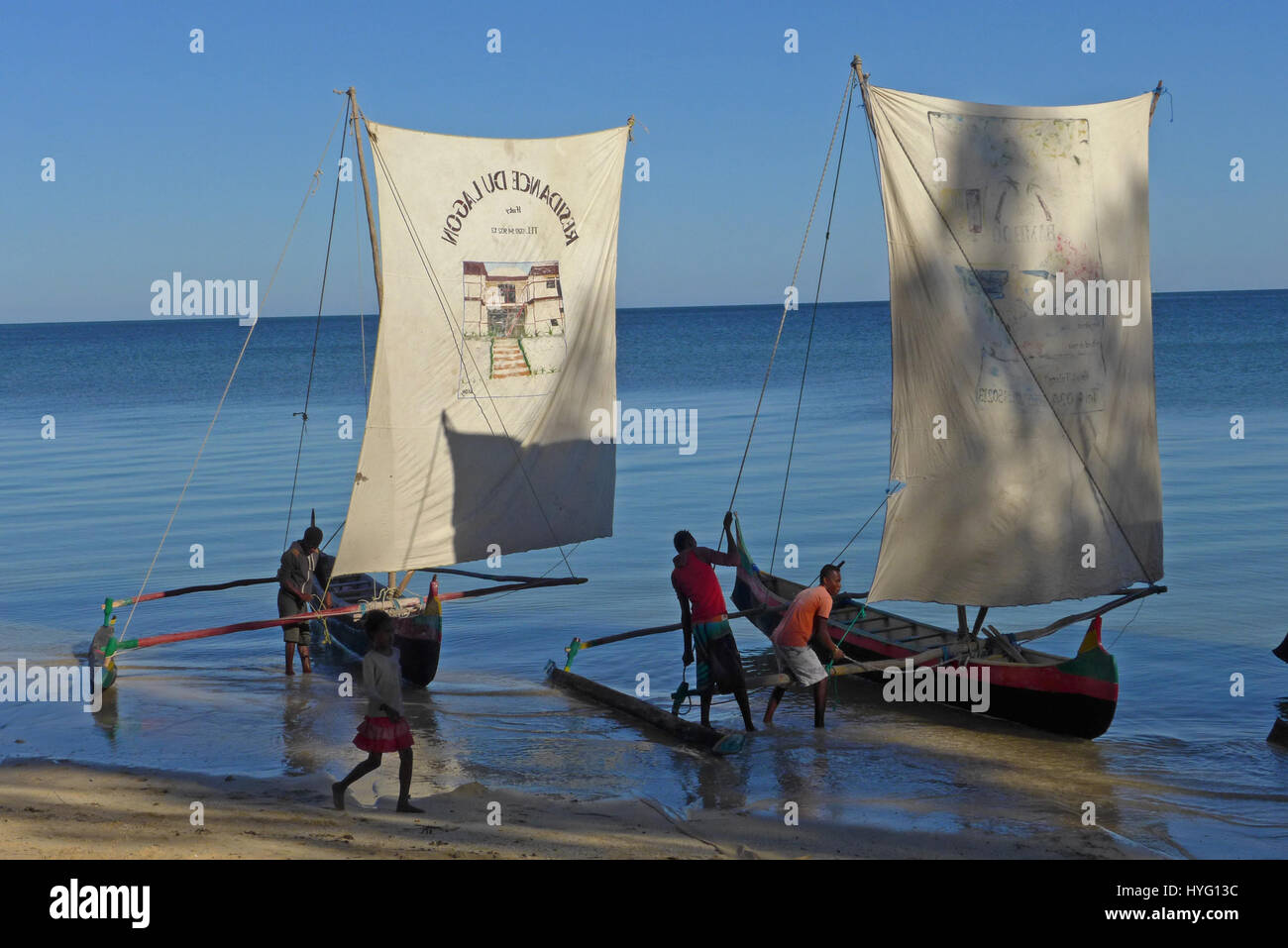 Segler in Ifaty Madagaskar bereiten ihre Auslegerboote für touristische Ausflüge in die Lagune Stockfoto