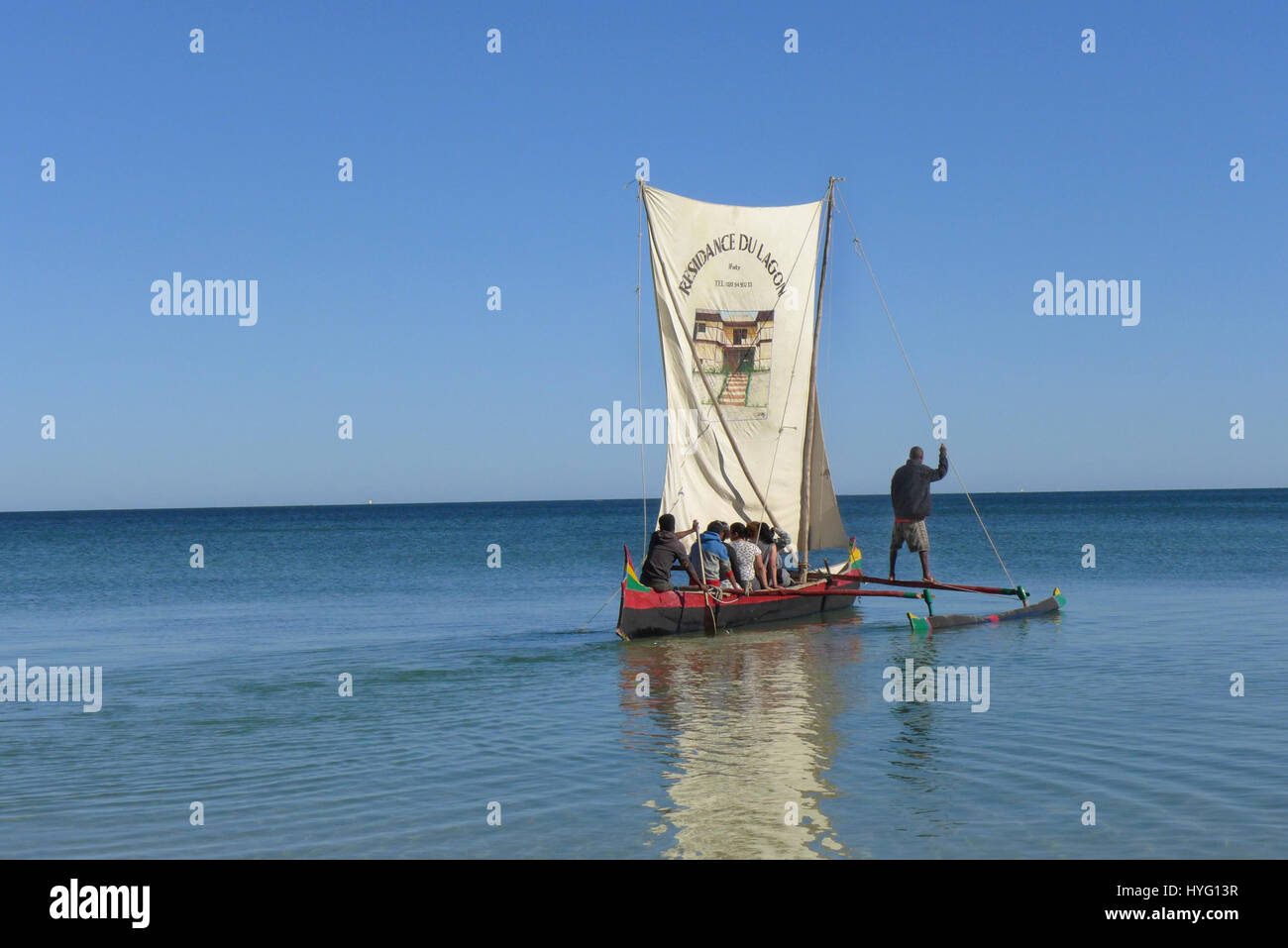 Ausleger-Kanu mit Touristen in Ifaty Madagaskar Stockfoto