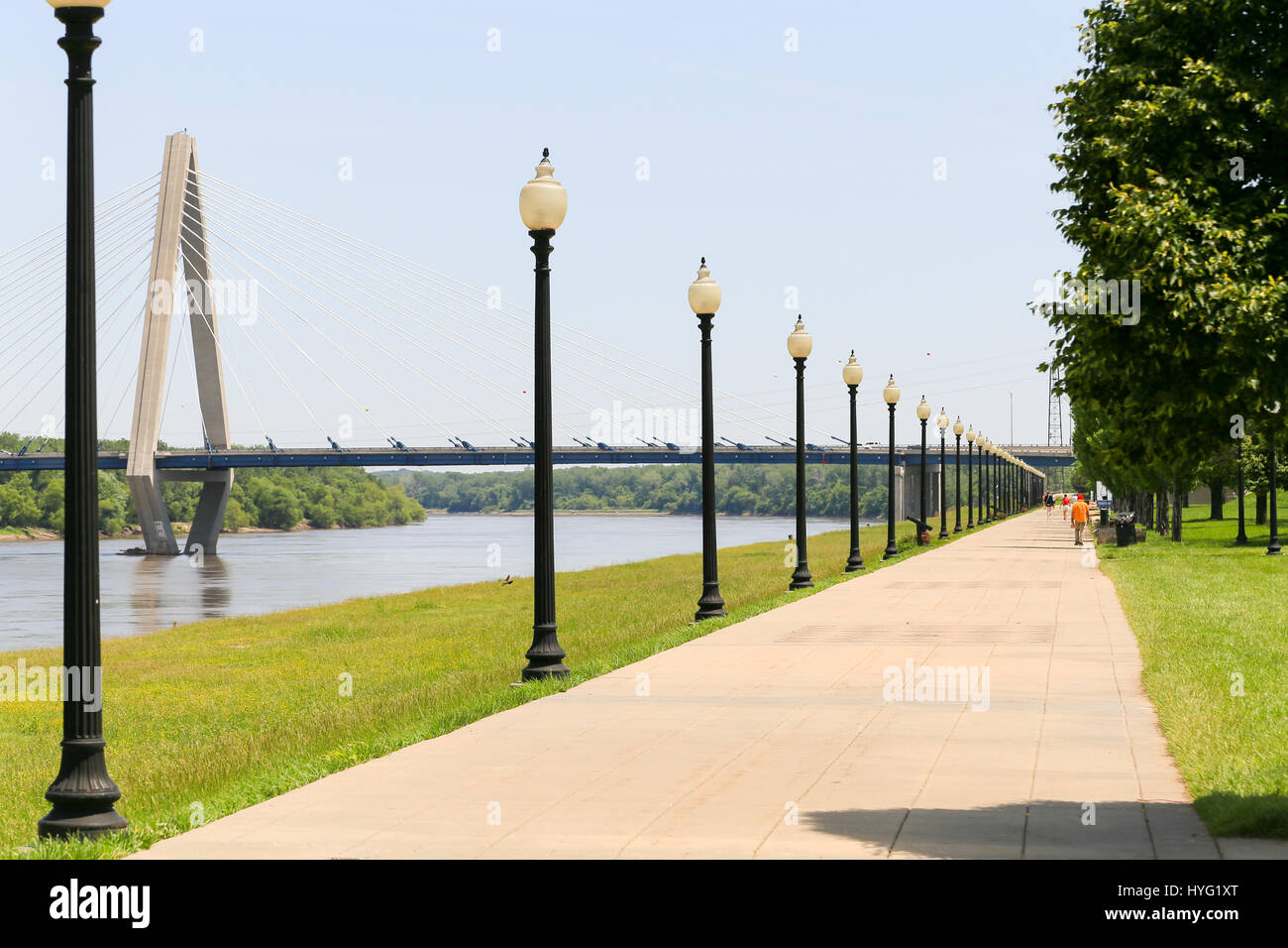 Kansas City, USA - 21. Mai 2016: Weg in die Richard L. Berkley Riverfront Park mit der Kit-Bond-Brücke in den Rücken. Stockfoto