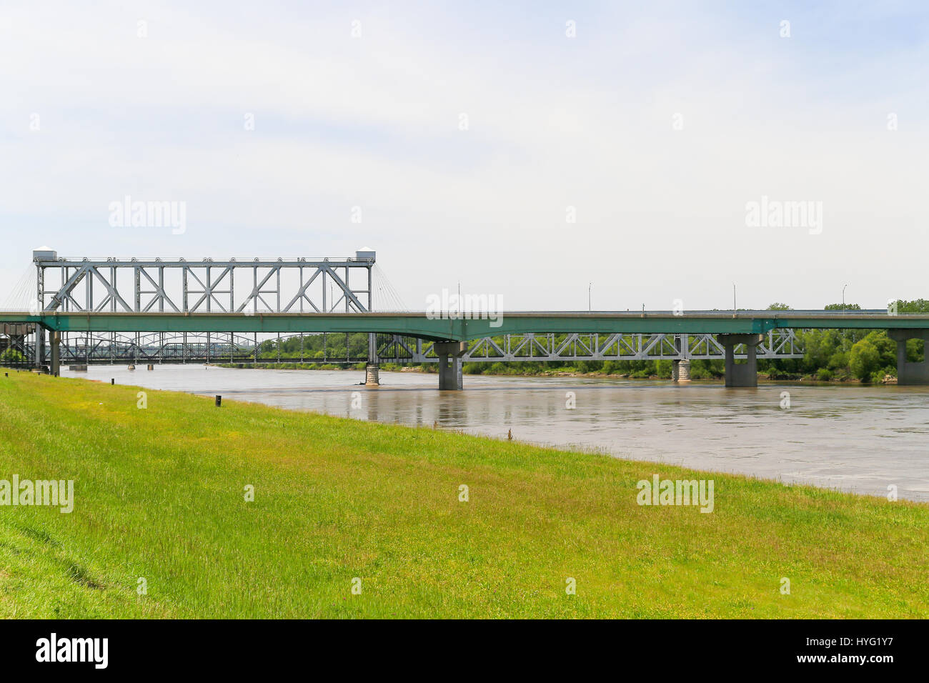 Kansas City, USA - 21. Mai 2016: Das Herz von Amerika-Brücke vor der ASB-Brücke über den Missouri River bei Richard L. Berkley Riverfront Park. Stockfoto