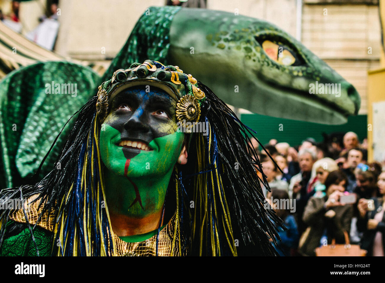 ALCOI, Spanien: Eine Schlange Mann lächelt in die Menge. DIE extravagante Festival, das Christen erobern Muslime in Spanien erlebt hat dieses Wochenende gefangen genommen worden. Von gepanzerten Ritter des Kreuzes und des gefürchteten östlichen Assassinen, Swordswomen und exotisch aussehende Bauchtänzerinnen zeigen Bilder, wie das Jahrhunderte alte Festival zieht immer noch Tausende von begeisterten Nachtschwärmer. Teilnehmer ist in der spanischen Stadt Alcoi für die "Moros y Cristianos"-Festival, das 15. Jahrhundert Rückeroberung des Landes durch christliche Heere von der islamischen Königreich Granada erinnert sich in aufwendigen Kostümen gekleidet. Stockfoto