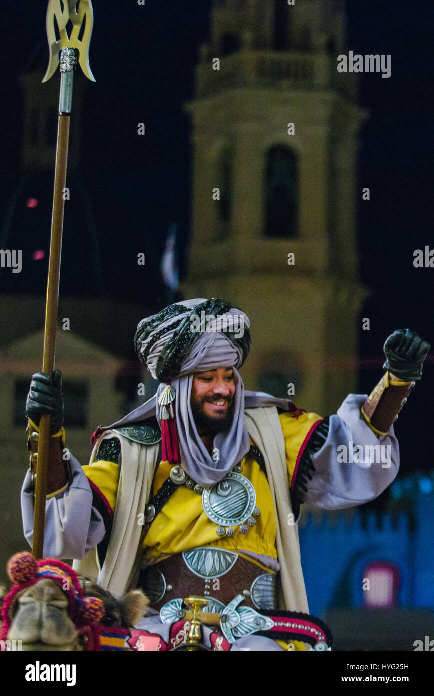 ALCOI, Spanien: Ein Mann verkleidet als führender fo der arabischen Kräfte.  DIE extravagante Festival, das Christen erobern Muslime in Spanien erlebt  hat dieses Wochenende gefangen genommen worden. Von gepanzerten Ritter des  Kreuzes