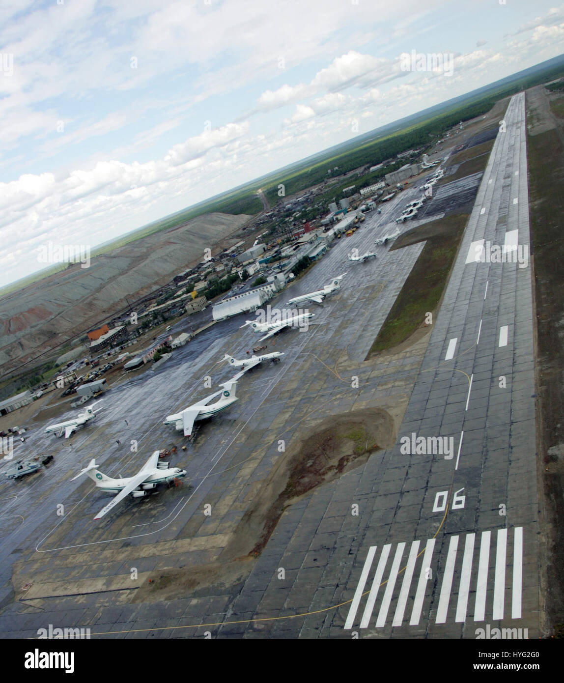 Mirny Flughafen. SELTENE Luftbilder zeigen die £13BILLION teuerste Loch in der Welt und ist so groß, dass es saugen Helicopters in Richtung seiner tiefen bekannt ist. "Diamond City" genannt und sah aus wie eine Stadt, die von einem Meteoriten, der riesige Mir mir heimgesucht wurden 1.722 Fuß tief ist, hat einen Durchmesser von 3.900 Füße und seine Reichtümer sind so groß, dass es eine Post-WW2 moderne globale Supermacht die UdSSR vom Krieg zerrissen und verarmten Nation verwandelt. Es ist jetzt angeblich so groß, dass der Luftraum für Hubschrauber nach angeblichen Vorfällen geschlossen ist, in dem sie in Richtung zu ihm durch th in gesogen wurden Stockfoto